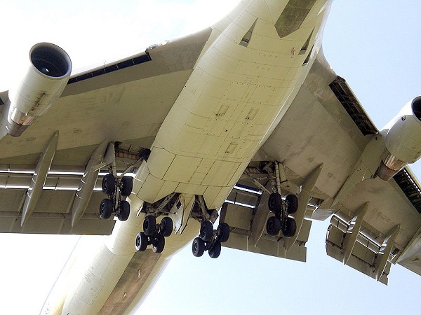  Volets de bord de fuite à trois fentes et volets de bord d'attaque Krueger (non fendus et fendus) entièrement déployés sur un Boeing 747 en vue de l'atterrissage. 